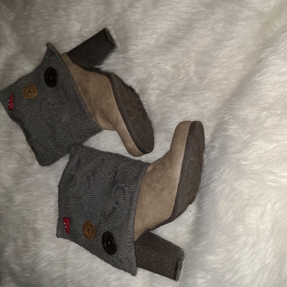 Muk Luks Size 10 Tan Faux Leather Gray Knit Upper
